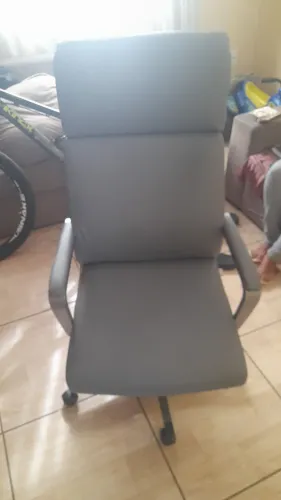 Cadeira cinza tok & stok , está nova