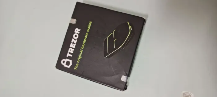Wallet Trezo lacrada para cripto moeda.