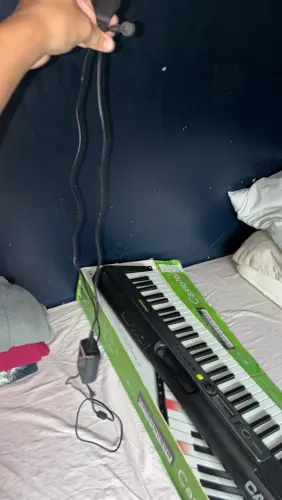 CasioTone LK-S250, funcionando, com fonte e partitura, bem conservado.