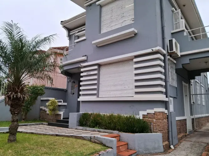 Casa para aluguel possui 240 metros quadrados com 4 quartos