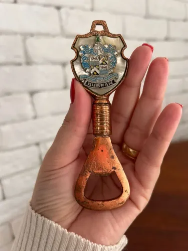 Antigo Abridor de Garrafas em Cobre Brasão Curran - 12 cm