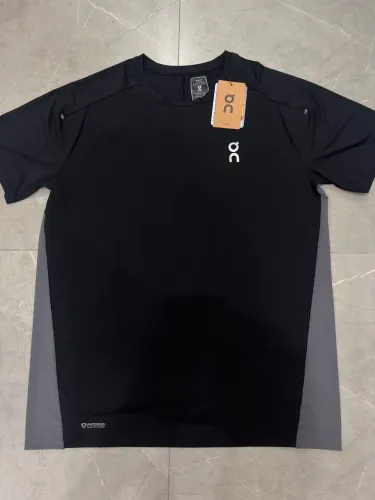 Camisa de treino On Preta e cinza G até 80kg