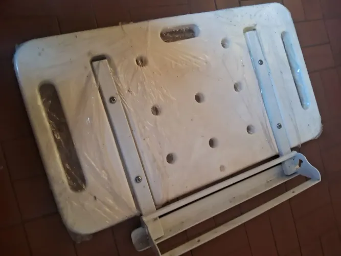 Asento articulado para banho de idoso