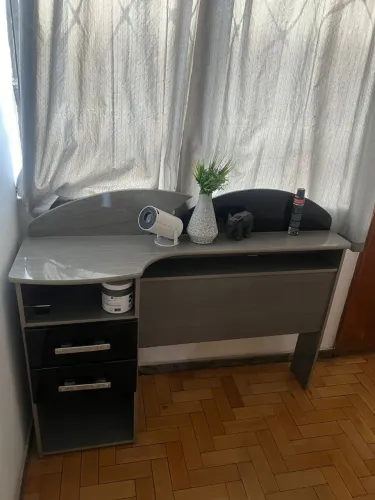 Escrivaninha em perfeito estado de conservação