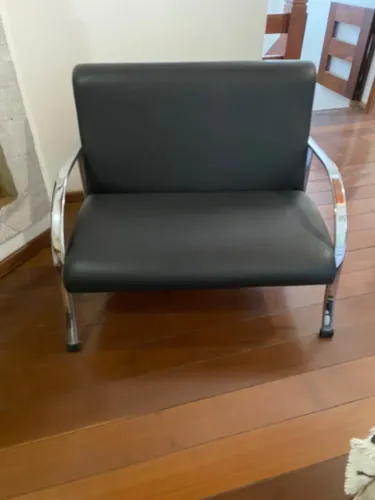 Lindo Sofá preto de 2 lugares.