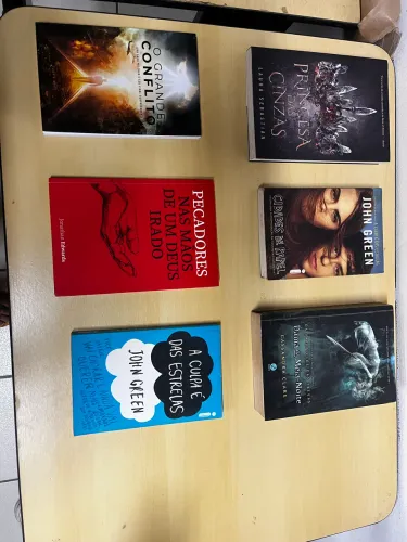 Livros de Romance, Fantasia e Ficção | John Green, Cassandra Clare, Laura Sebastian e mais