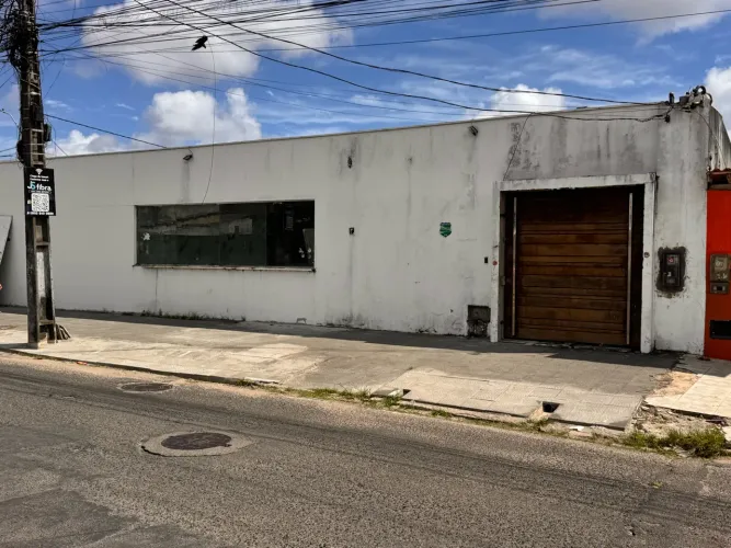 Alugo ponto comercial com 250m2 com excelente localização .