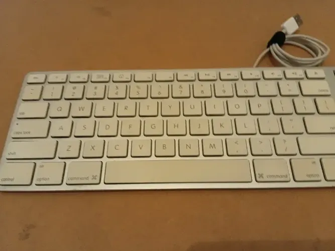 Teclado Apple Magic Keyboard A1243 Com Fio Usb Prata/branco Inglês Us (Usado)