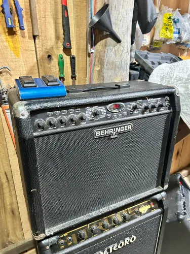 Amplificador de guitarra Behringer LX210 Vampire