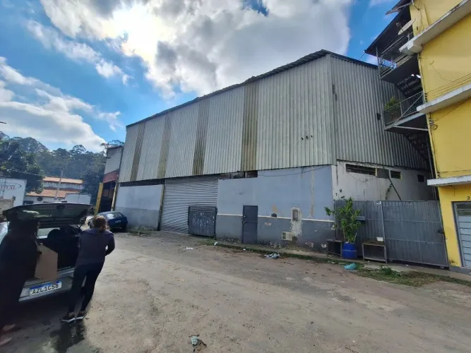 GALPÃO COM 200 M2 PÉ DIREITO DE 10 M FL26