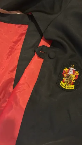 Capa da Grifinória para Cosplay Bruxo(a) Preta com Forro Vermelho - Tamanho M