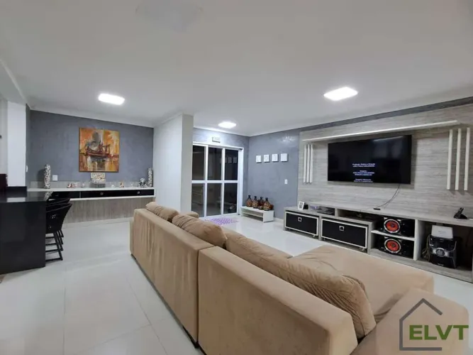 Casa em Condomínio de Alto Padrão com 3 Quartos, Piscina e Área Gourmet