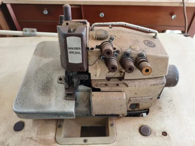 MÁQUINA DE COSTURA INDUSTRIAL OVERLOQUE MAUSER SPEZIAL + MOTOR WEG 1/2 CV