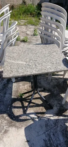 Mesa de mármore pequena, base de ferro