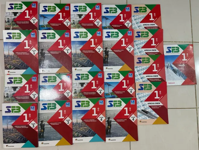 Livros do SISTEMA FARIAS BRITO, do 1° ano do ensino médio.