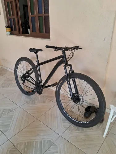 Bicicleta aro 29 preta - boa semi nova confortavel freio a disco e amortecedor