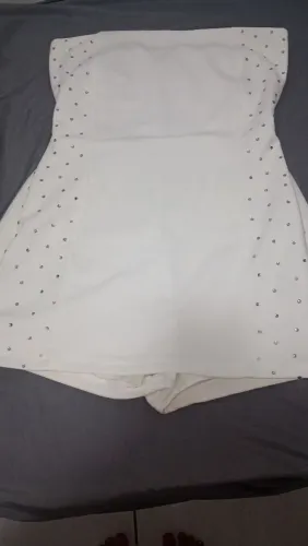 O macaquinho/vestido, estica, tem um tecido ótimo e confortável. Veste do M até um gg
