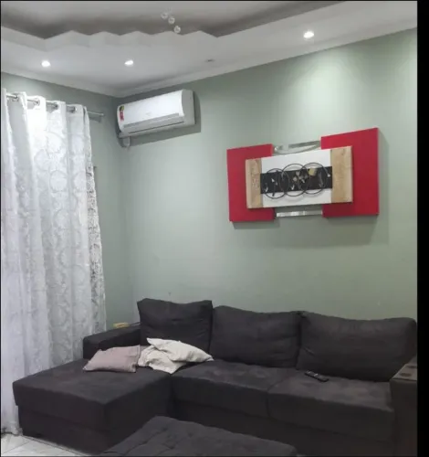 Sofá de Suede com chaise do lado direito