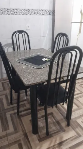 Mesa de mármore com 4 cadeiras