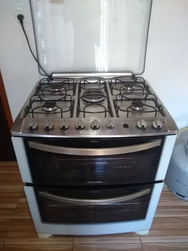 Fogão Eletrolux 5 bocas 2 fornos com grill funcionando tudo perfeitamente.