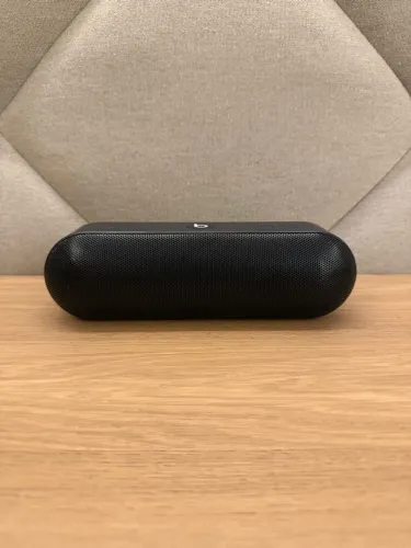 Caixa de Som Beats Pill+ A1680 Bluetooth Preta + Carregador