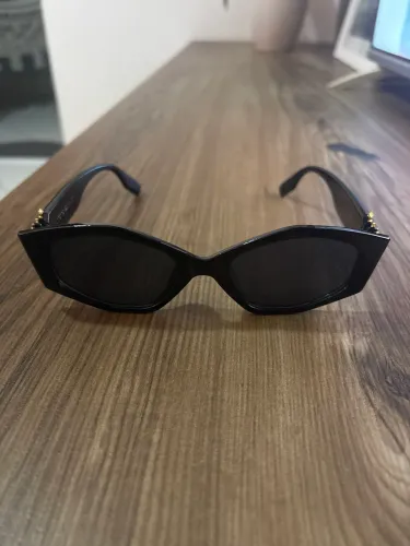 Oculos preto com detalhe em dourado, com proteção UV