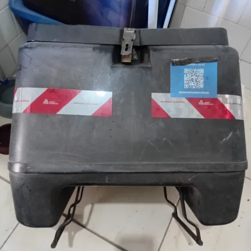 Bau com trilho completo com Pé de apoio traseiro.