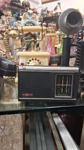 rádio portátil antigo da marca Motoradio