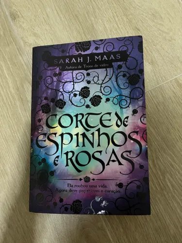 Livro Corte de espinhos e Rosa