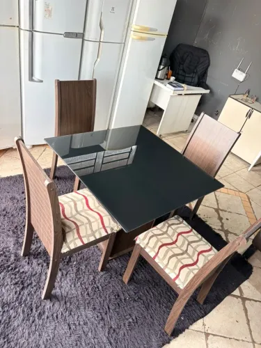 Mesa de jantar com 4 cadeiras tampo de vidro Detalhes de uso nas cadeiras