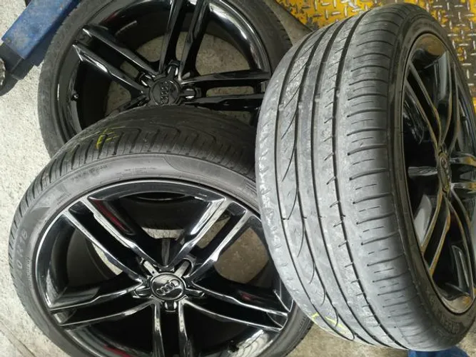 Roda aro 18 Audi Q7 Preta Brilhante com Pneus 225 40 18 Pirelli VW Golf 5X100 jogo usado