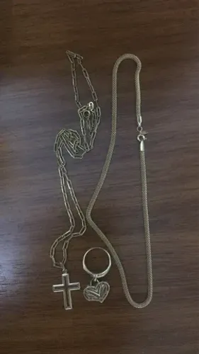 Vendo essas peças folheadas a ouro não descora a cor