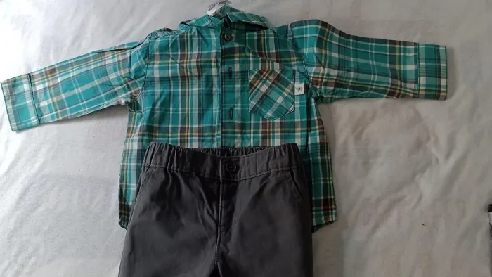 Conjuntos camisa manga longa xadrez verde, e calça cinza sarja carters tamanho 6 a 9 meses