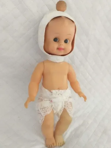 Boneca faceira antiga muda a face