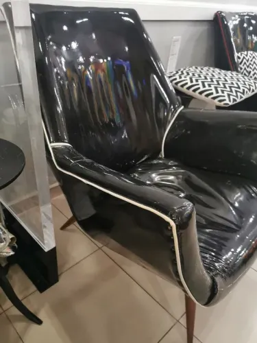 Poltrona de Couro Preto com Detalhes Brancos