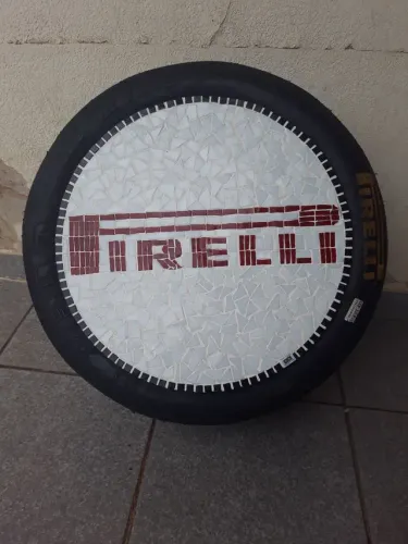 Pneu PIRELLI Pzero 285/645 18 com tampo em mosaico.