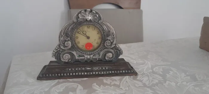 Relógio de Mesa Antigo em Prata