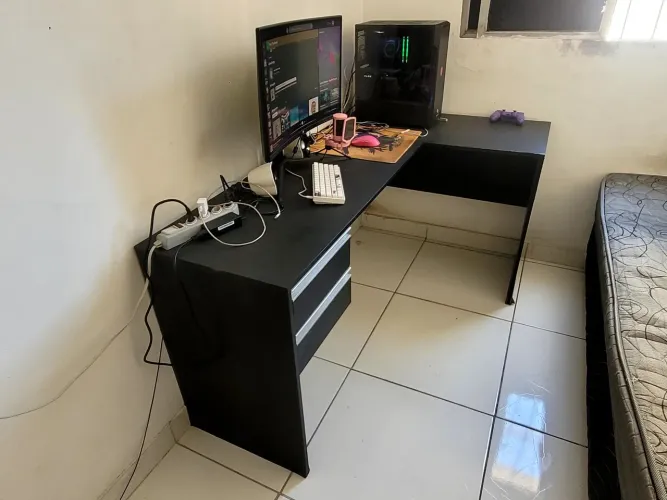 Mesa em L de compensado, de cor preta - (MEDIDAS NA IMAGEM)