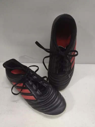 Chuteira Adidas Futsal Tamanho 34 Original em ótimo estado 