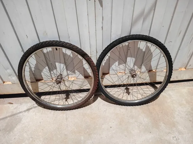 Duas rodas aro 26 X 1 X 1/2 X 2 completa com câmera  de ar nova e pneus. Pronta uso.