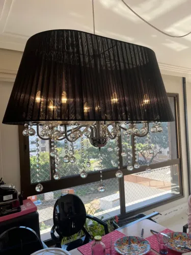 Lustre Elegante com Cúpula Preta e Cristais