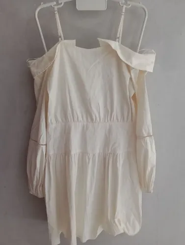 Vestido ombro a ombro bege