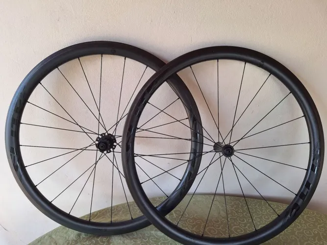 Roda de Carbono tubeless EliteWheels 38mm
