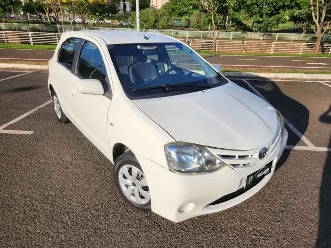 Toyota Etios XS 1.3 Flex 16V 5P Mec. 2013