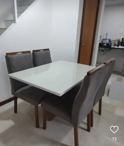 MESA DE JANTAR 1.20×80 TAMPO COM VIDRO 4 CADEIRAS MACIÇA