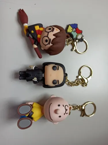 3 Chaveiros: 2 da linha Harry Potter e 1 do Peanuts