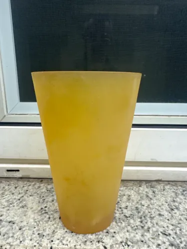 Vaso de resina amarelo