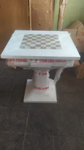 MESA LAQUEADA NA COR BRANCA  COM TABULEIRO DE XADREZ E DAMA DE 76 CM QUADRADO