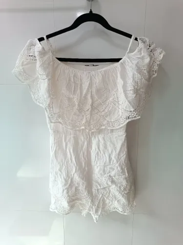 Macacão branco, detalhes em renda