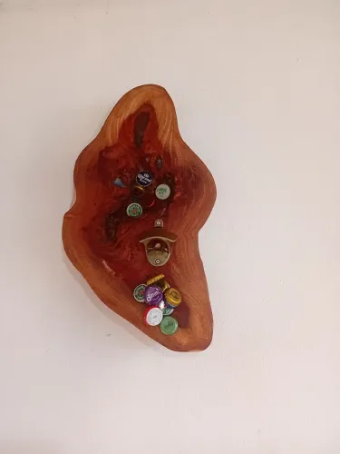 Abridor de garrafa decorativo em madeira rústica